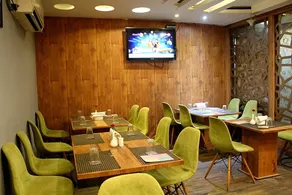 OYO Hotel Platinum Inn - Image 4