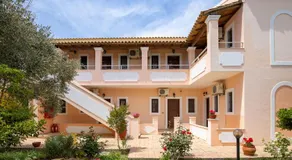 Nikos Pool House & Apartments - Image 2