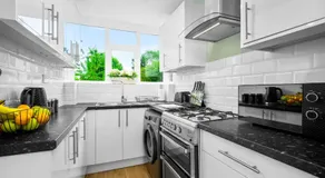The Rock, Elegant 4 Bedroom House, Solihull, close to NEC, sleeps 8 - Image 3