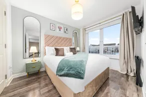 Urban Elegance - Spacious 5-Bed Home in Glasgow - Image 2