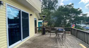 Canary Cottage, Lakefront King Suite with Hot Tub at Sam's Pizza - Image 4
