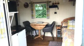 Snug & Secluded Lakeside Shepherds Hut 'Carp' - Image 2