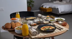 מרי וסימון - סוויטות יוקרה כפר ורדים - Image 5