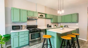 Logan Sq 4BR - Free Parking - Near Nightlife & DT - Image 3