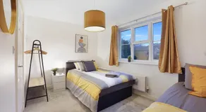 Comfortable stylish Townhouse in Ashford sleeps 5 Netflix 2 Parking spaces Perfect for Contractors and Families - Image 2