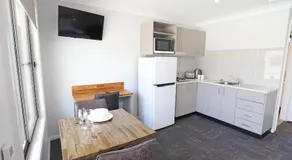 Eastend Studio Apartments - Image 5