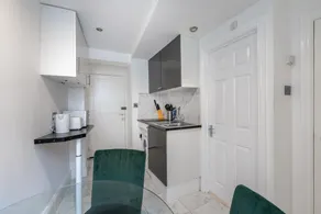 1 Bed Studio Apartment opposite Liverpool Street station - Image 5