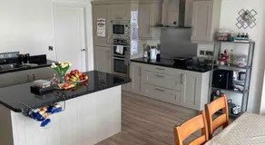 Private single bedroom in beautiful house - Image 4