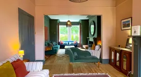 Spacious home in Leeds ideal for gatherings with free parking - Image 2