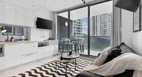 Portside Luxe Retreat 2BR FREE Parking & Pool - Image 3