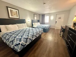 Econo Lodge - Image 2