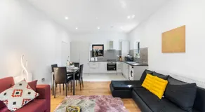 Cozy One-Bedroom Retreat in Morden SM4, London - Image 3