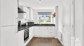 OnSiteStays - 4 Large Bedrooms 3 Bathrooms 1 WC Parking Garden & Wifi - Image 5