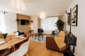 Stylish 2 Bedroom Stay Near Birmingham - Image 4