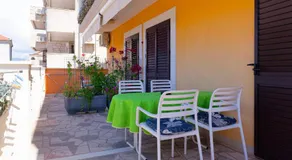 Yellow house apartments - Image 4