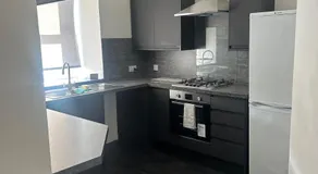 Central 3-Bed Seaside Apartment - Sleeps 5 - Image 3