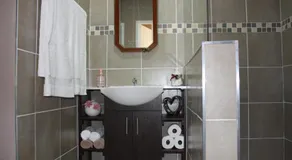 Little Umhlanga. Sunflower suite. - Image 2