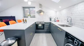 3 Bedrooms Luxury Apartment with Free Street Parking and Fast WiFi - Image 4