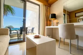 Kamari Plus Hotel - Image 2