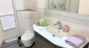 Top Modernes 1-Zimmer-Apartment mit Küche, Parkplatz, kostenfreiem WLAN und Netflix - Image 2