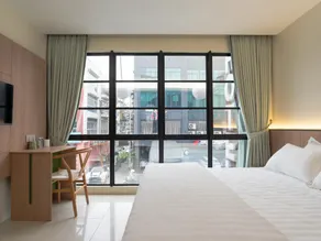 Green Hotel - Image 2