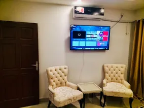 Cozy 1BHK Apartment, Wifi + Smart TV + King bed - Image 4