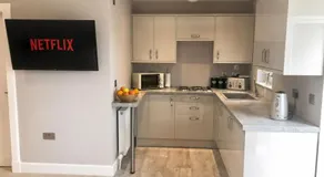 Studio Guesthouse Apartment - 4 mins from airport - Image 4