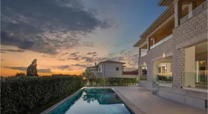 2 Bedroom Beach Front Home In Vabriga - Image 2