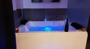 Elle & Lui en Jacuzzi - Image 2