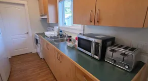 2 Bedrooms Guest Suite in Victoria - Image 2