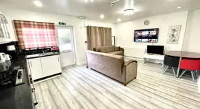 6 Bedroom 4 Bathroom House near Redbridge Station in Ilford with Garden Parking and Fast WiFi - Image 3