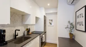 6768 - 402 · Blue Oasis Studio with Full Kitchen and Bath by Denstays - Image 3