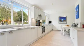 Designer Cottage with Parking - Esher Surrey - Pass the Keys - Image 3