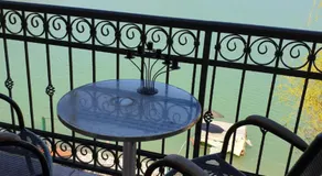 Lake House - Image 3