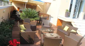 Peri's Hotel - Image 2