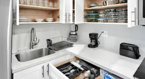 Koze 2 Bedroom Duplex Home with King & Queen Beds, Near Everything Trendy - Image 5