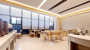 Lanting Holiday Hotel - Image 2