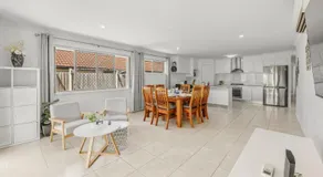 Stylish Cosy Retreat in North Lakes w all Air-Con - Image 3