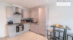 Royal Oak Apartments 1 - Free Parking - 2 Bedroom - 2 bathrooms - Sleeps 6 - Contractors - Fast Wi-fi - Image 5