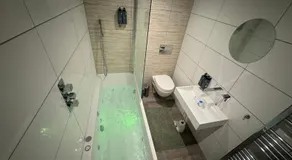 Southgate Luxury Apartments-Jaquzzi Bath-Private Parking- suitable for contractors - Image 4