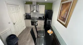 Modern 3- Bed Holiday Home - Private Parking Sleeps 10- 2 Min M62 - Image 3