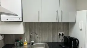 Modern Studio flat with free parking - Image 3