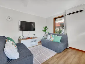 Tranquil 2-Bed Townhouse Close to Redcliffe Beach - Image 2