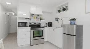 Central Van 1bedroom Suite - Image 3