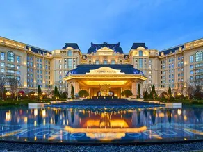 Wanda Vista Qingdao Oriental Film City Hotel - Image 3