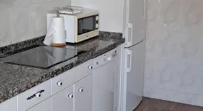 Maravillosa casa totalmente equipada con terraza e internet de alta velocidad | Vistas al jardín | Ideal para teletrabajar - Image 2