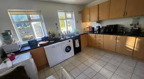 Spacious Garden Apartment Dublin 18 Parking WiFi - Image 4