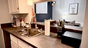 Montrose Stays Spotless Full APT! Free Parking!!! An Art Lover's Dream - Image 4
