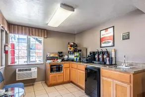 Econo Lodge Inn & Suites West Portland Hillsboro - Image 4