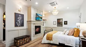 The Bee Room - Cozy Retreat on Midway Main Street - Image 2